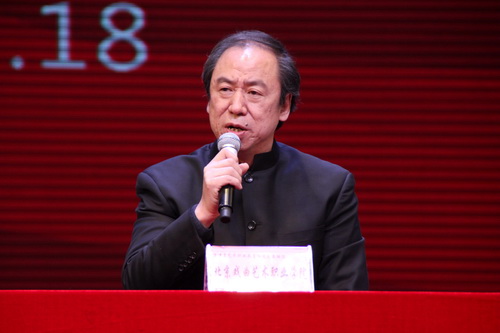 16全讯白菜策略院长刘侗回答记者提问_调整大小