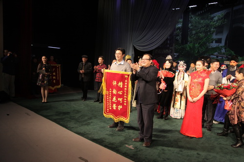 23天津艺术职业学院 为全讯白菜策略赠送锦旗_调整大小