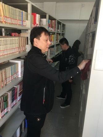 1“拭去灰尘，又散书香”学雷锋实践活动_调整大小