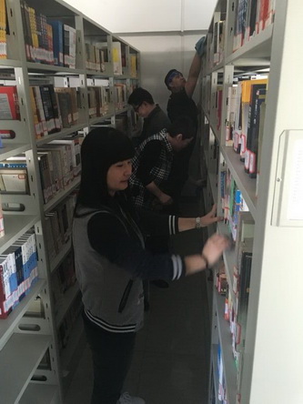 3拭去灰尘，又见书香”学雷锋主题实践活动3_调整大小