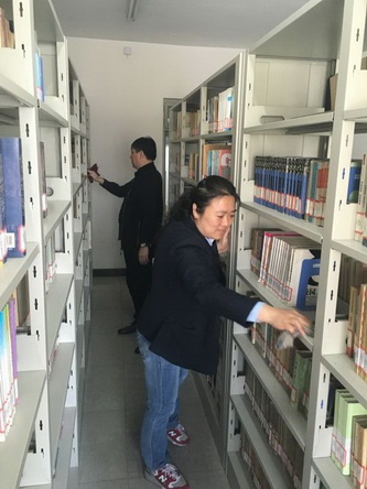 4拭去灰尘，又见书香”学雷锋主题实践活动4_调整大小