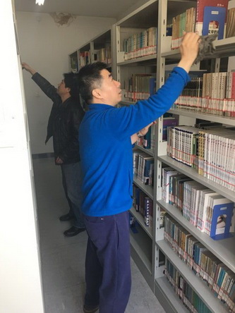 6拭去灰尘，又见书香”学雷锋主题实践活动6_调整大小