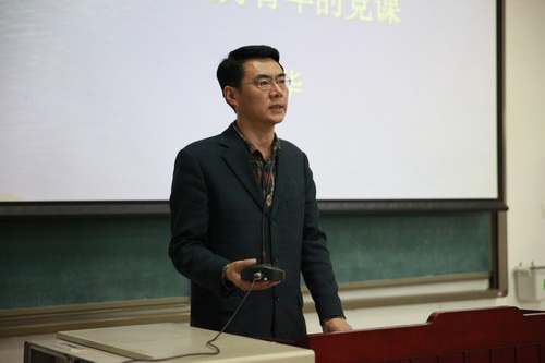 1党委书记刘保华为学院优秀青年讲党课_调整大小
