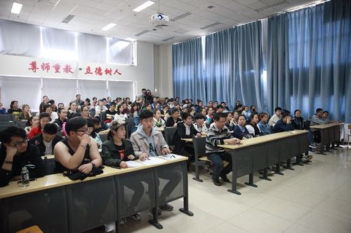 3优秀青年团员认真听课_调整大小