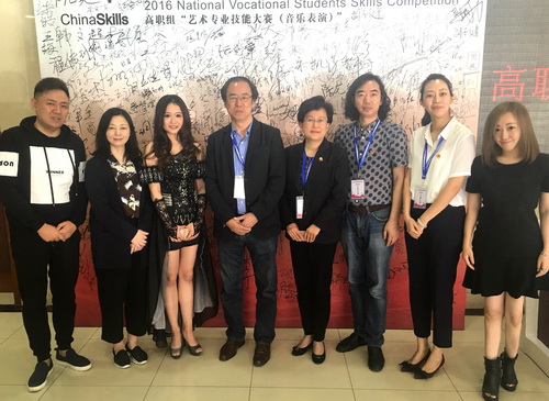 8学院领导与全讯白菜策略参赛师生合影_调整大小