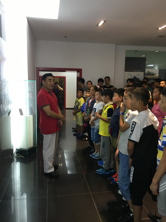 3王如昆老师带领新生参观校史展并进行讲解1_调整大小
