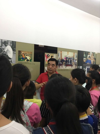 5王如昆老师带领新生参观校史展并进行讲解3_调整大小