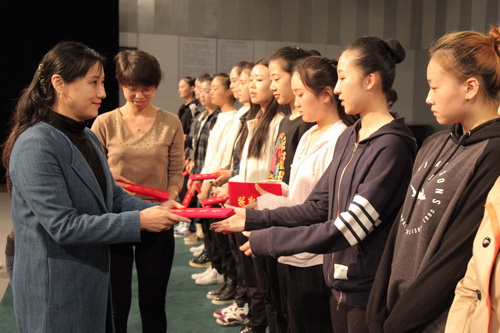 6副院长许翠为获奖志愿者颁奖_调整大小