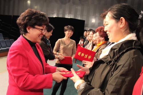 14党委副书记毕兆炜为获奖教师颁奖_调整大小