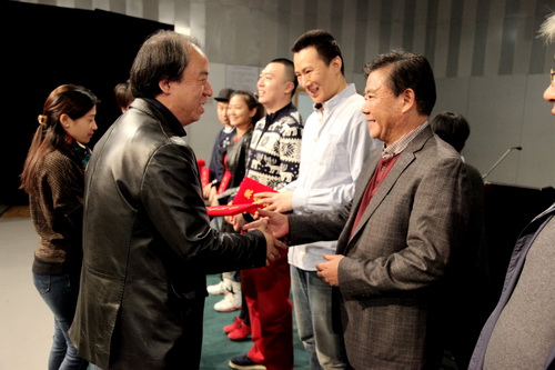 18院长刘侗为获奖教师颁奖_调整大小