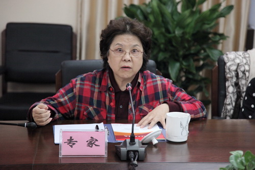 23专家刘玉玲对演出进行点评_调整大小