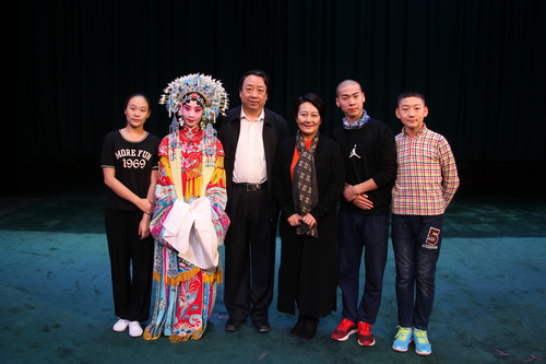 8著名京剧表演艺术家张艳玲（居中，女）、天津艺术职业学院院长范恩源（居中，男）与演出学生合影_调整大小