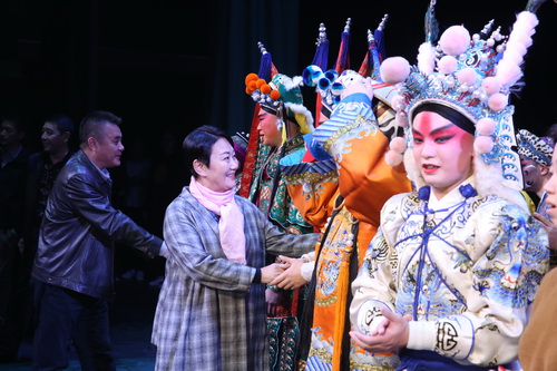 6著名京剧表演艺术家张艳玲接见演员_调整大小