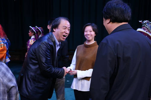 7北戏院长刘侗接见演员并同天艺院长范恩源交流_调整大小