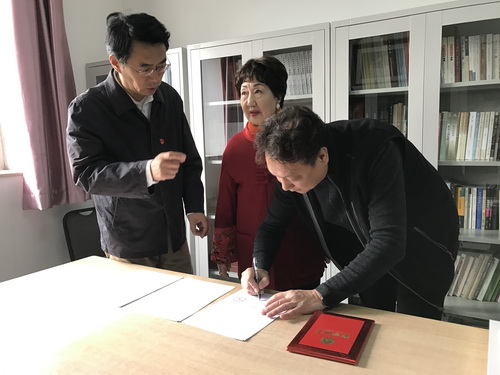 孙毓敏院长捐书仪式3_调整大小 孙毓敏院长捐书仪式3_调整大小