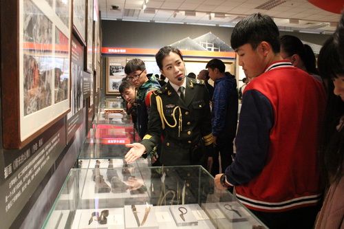 3学生参观展览_调整大小