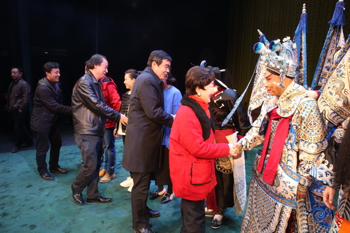 22著名京剧表演艺术家孙毓敏老师以及三校领导接见演员_调整大小