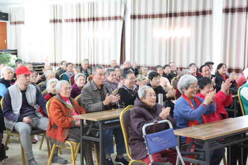 19现场气氛热烈_调整大小