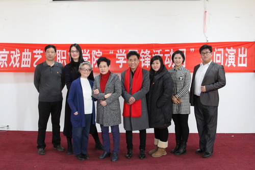 21学生处、团委、行政党支部与看丹养老院负责人、付奶奶合影留念_调整大小
