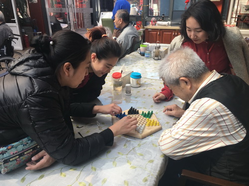 12陪老人下跳棋_调整大小