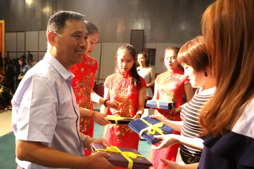 8.副院长黄平为毕业生代表颁发毕业证书1_调整大小