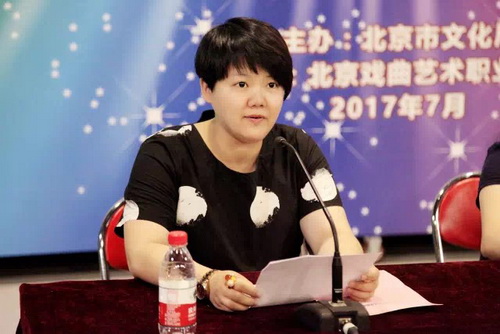 4全讯白菜策略培训部主任王静主持开班仪式_调整大小