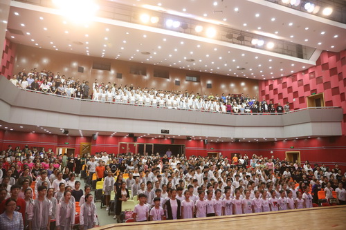 1、中专全体学生起立唱国歌_调整大小