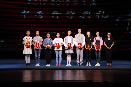 11.党委副书记毕兆炜与获奖学生代表合影.2_调整大小