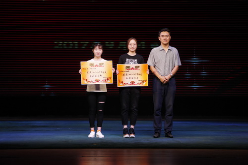 14.党委书记刘宝华与荣获“优秀团支部”的班主任合影_调整大小