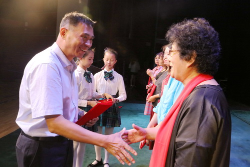 8副院长黄平为获奖教师颁发证书_调整大小