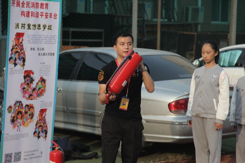 3消防教员讲解灭火瓶使用方法_调整大小