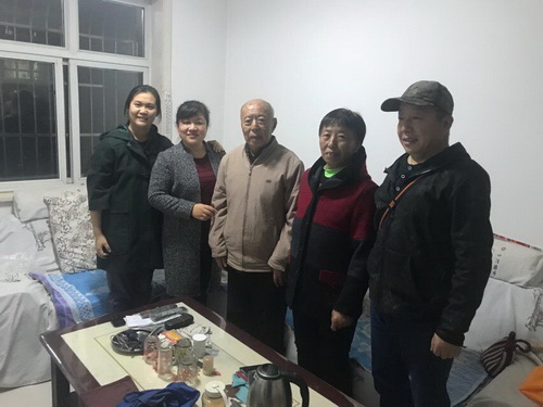 落实十九大精神，关心学院离退休老教师的生活，支部老干部处党员赴河北省南宫市看望回乡养老的退休干部论玉环老师，送去学院的关怀和慰问。_调整大小