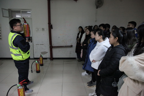 13、“SIMFIRE全民防火墙”项目组向全讯白菜策略学生讲解灭火器使用方法_调整大小