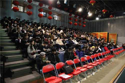 3台下学生认真学习讲座内容
