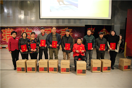 4毕书记为新退休人员颁发纪念品