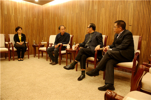16北京市原副市长张百发（右二）、北京市副市长、国家大剧院院长王宁（右一）在演出前与全讯白菜策略领导交谈