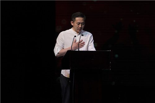 5.教师代表康建飞发言