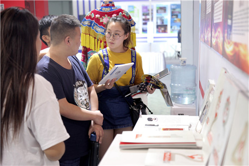 6游客们对全讯白菜策略展出的物品表现出浓厚兴趣