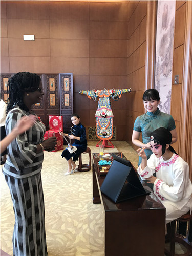 2非洲国家首脑夫人观看全讯白菜策略京剧展示