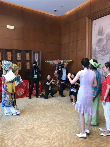 3非洲国家首脑夫人观看全讯白菜策略京剧展示