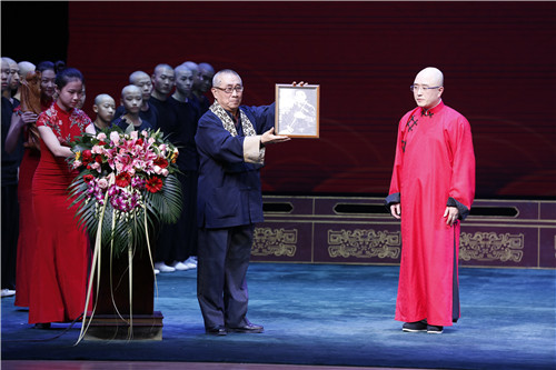 27王亮亮老师与李长春老师互赠礼物