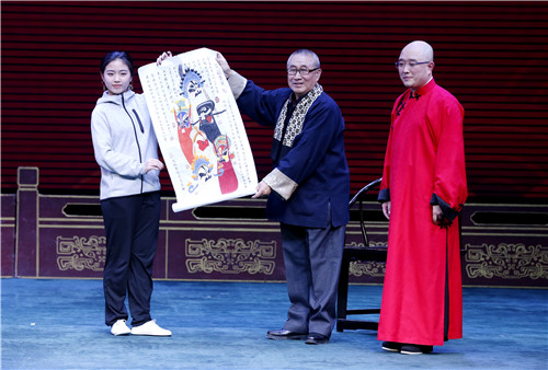 30各方领导向李长春师生赠送贺礼