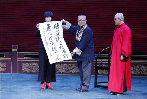 31各方领导向李长春师生赠送贺礼