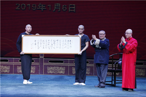 33各方领导向李长春师生赠送贺礼
