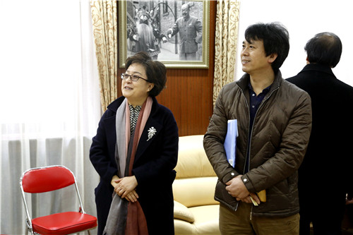 2参观校史展.2