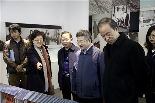 4参观校史展.5