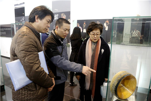 7参观校史展.8