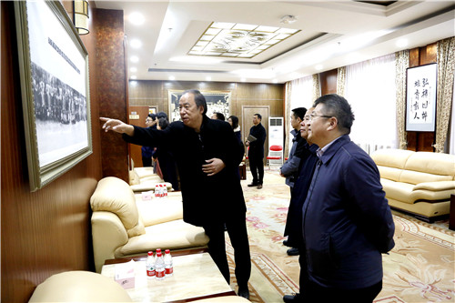 1参观校史展.1