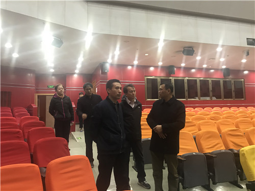 图5局领导检查排演场 图5局领导检查排演场