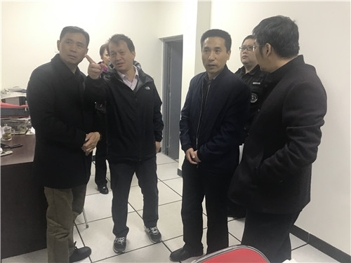 图6局领导检查排演场中控室 图6局领导检查排演场中控室